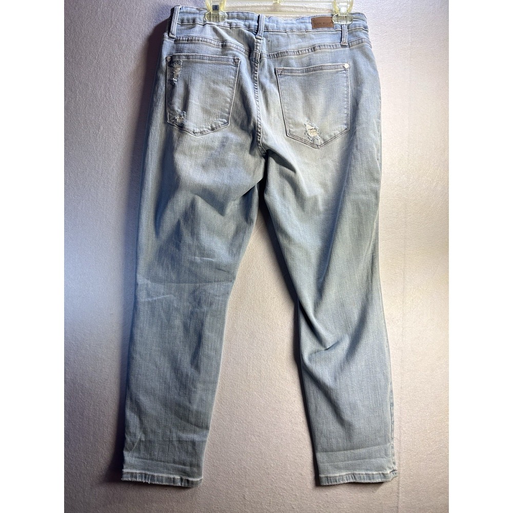 Judy Blue Women's Boyfriend Fit Mid Rise Light Wash Distressed 5-Pocket Jeans - Picture 6 of 8